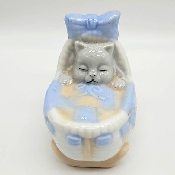 Ceramic kitty cat in basket with blanket figurine - Picture 3 of 8
